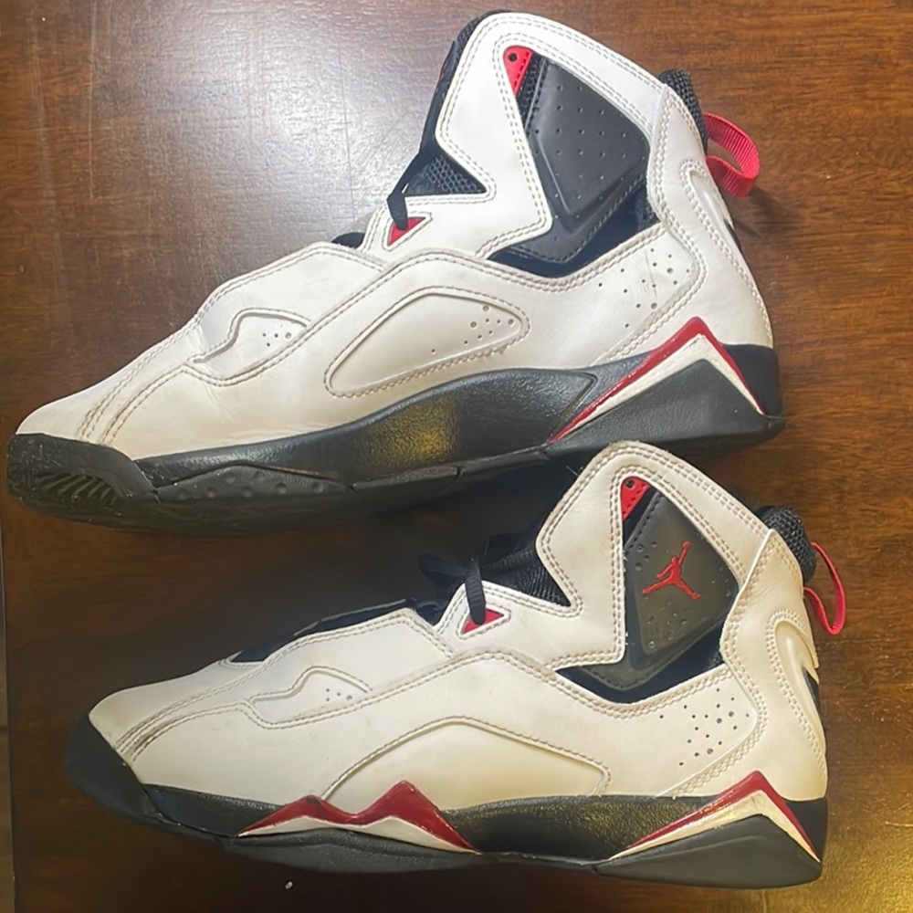 Youth 7 NIKE AIR Jordan True Flight (GS) Red, white and black. Size 7Y.